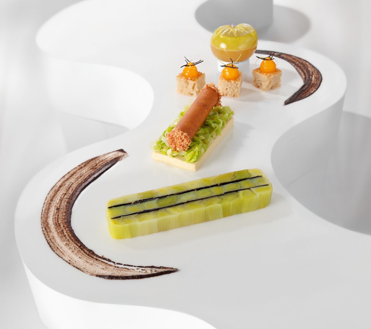 Poireau d'hiver en vinaigrette, flamiche, bouillon épicé